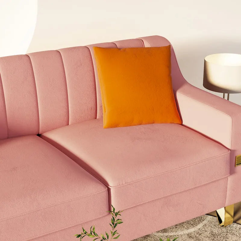 Canapé 3 places en velours rose avec pieds en métal doré et coussins moelleux