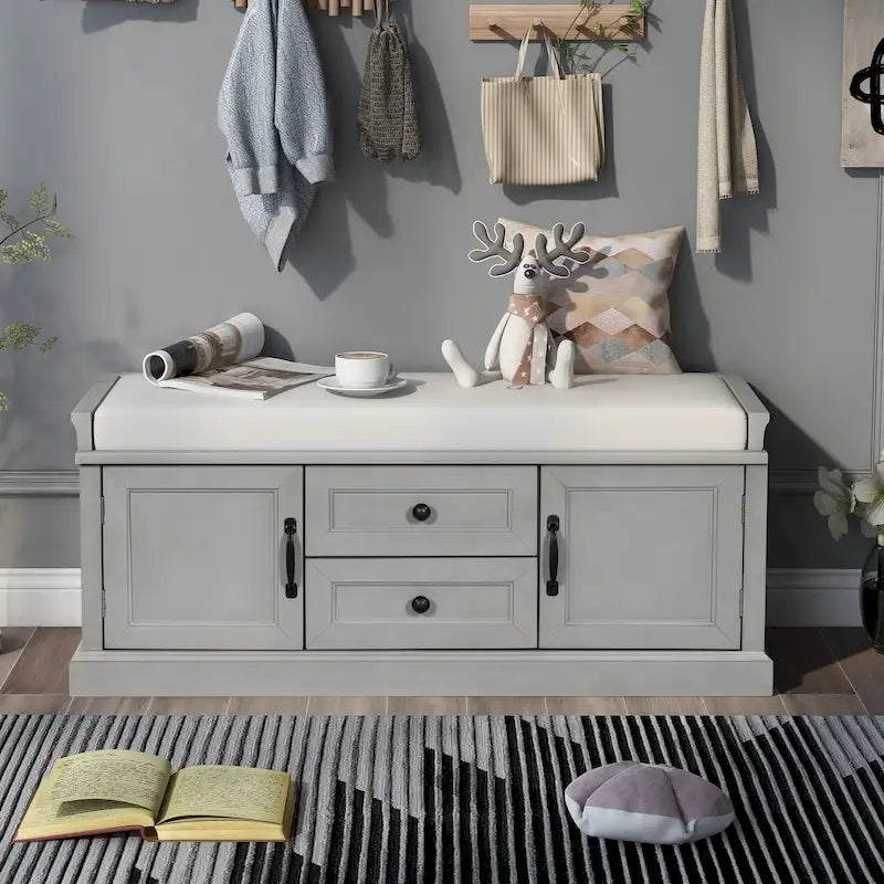 Banc de rangement capitonné avec tiroirs, portes d'armoire et poignées vintage, gris