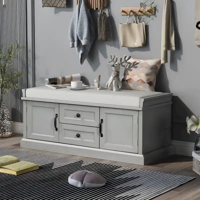 Banc de rangement capitonné avec tiroirs, portes d'armoire et poignées vintage, gris