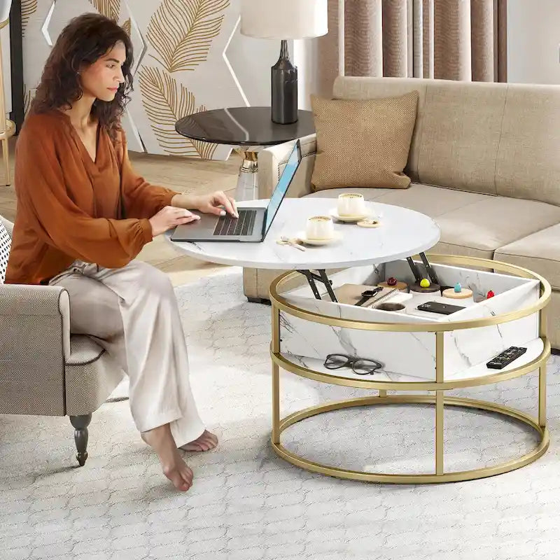 Table basse ronde relevable avec rangement en marbre blanc et cadre en métal doré