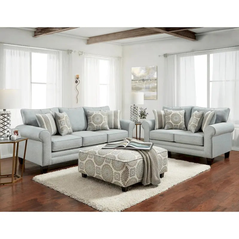 Causeuse transitoire gris-bleu clair à accoudoirs roulés avec coussins décoratifs