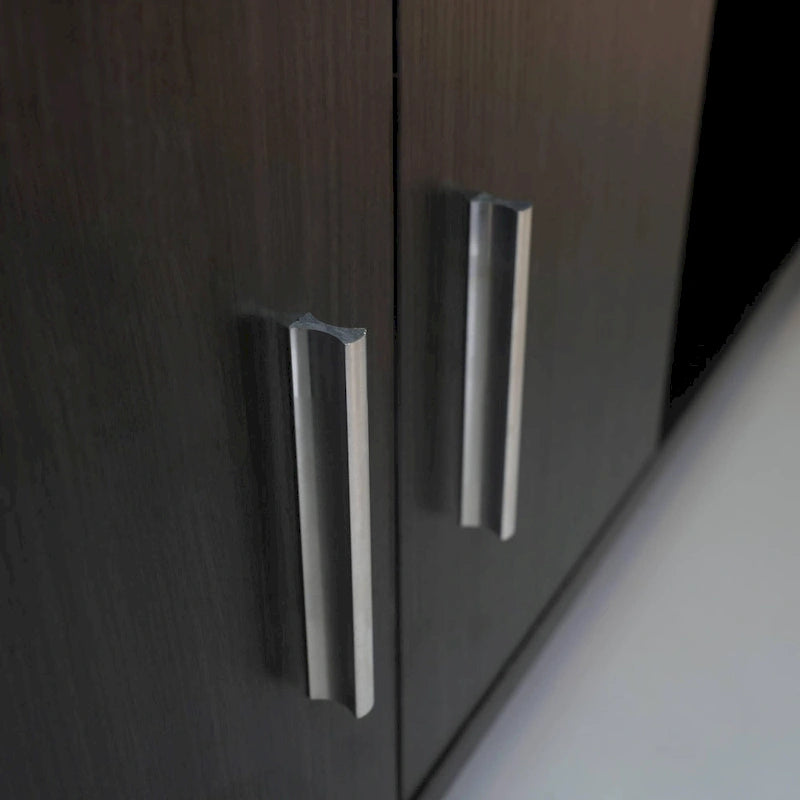 Meuble TV 55 pouces blanc avec étagères ouvertes, tiroirs, armoire et pieds en métal